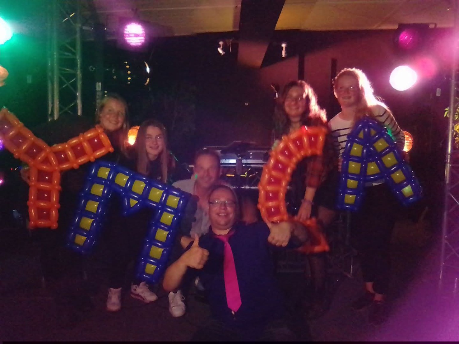 YMCA ballonpakken tijdens de Foute Afterparty van Appelpop in Tiel