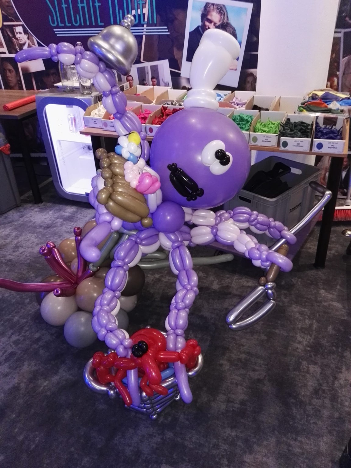 Grote paarse octopus van ballonnen voor de auditie van RTL 4 Blow Up