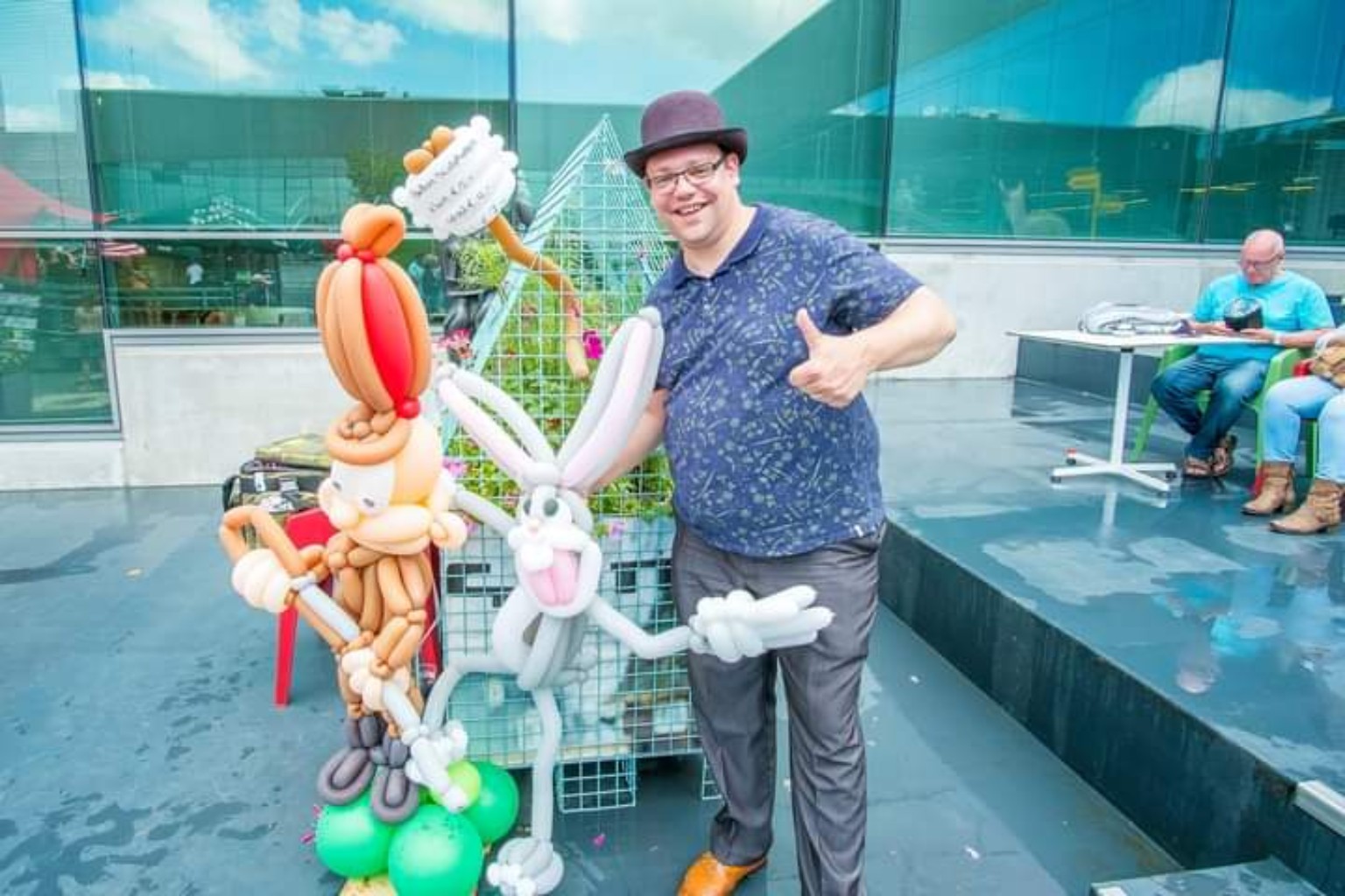 Bugs Bunny en Elmer Fudd als ballonshowpieces bij Stadsoase Gigant Apeldoorn