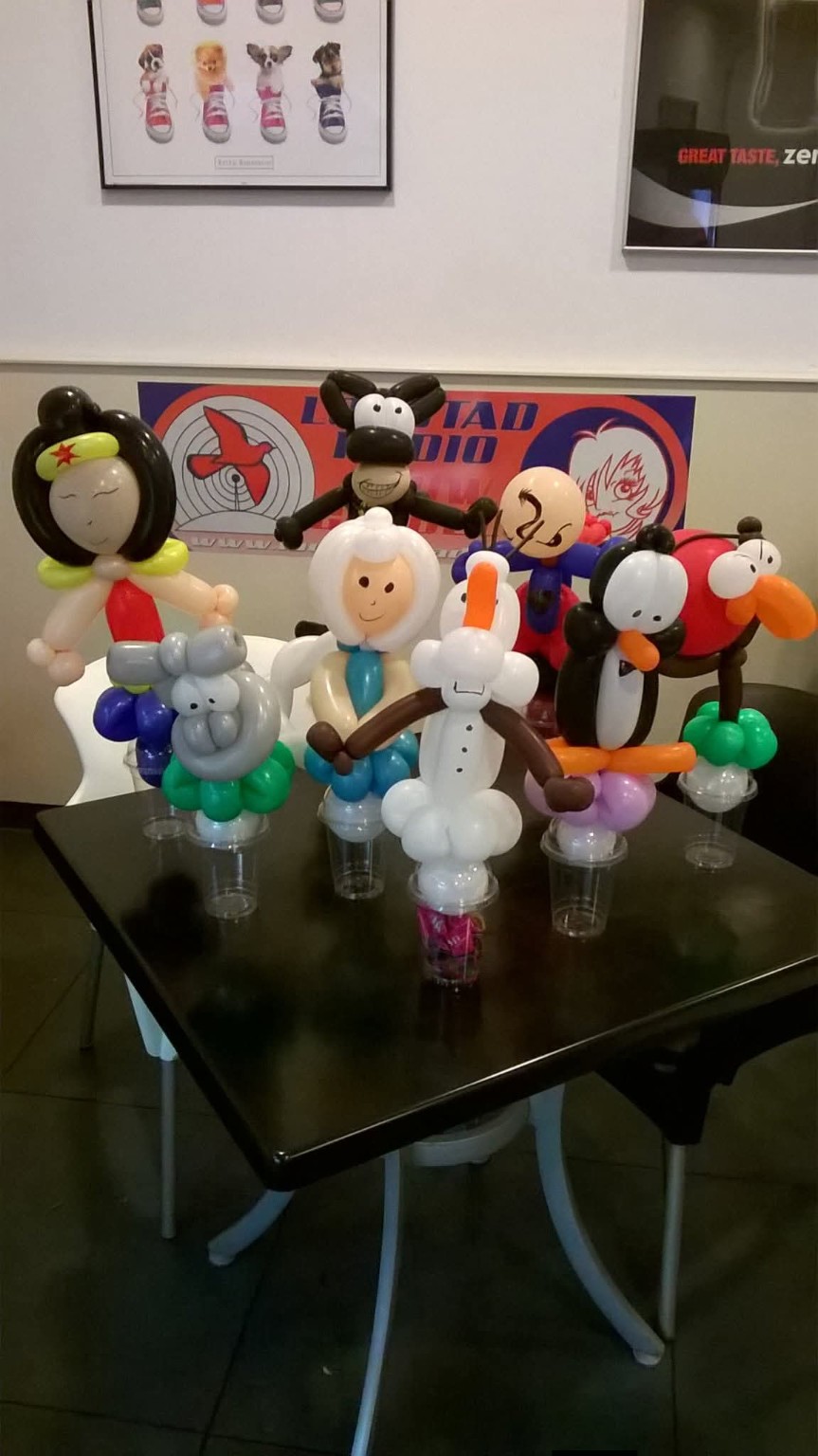 Candy cups met verschillende ballonfiguren voor een kinderfeestje