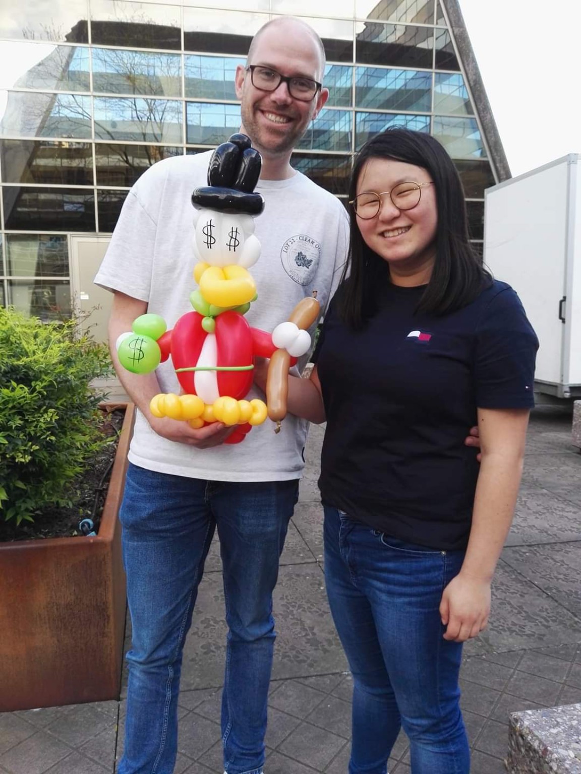 Dagobert Duck ter plekke als ballonfiguur gemaakt op een bedrijfsfeest in Zwolle