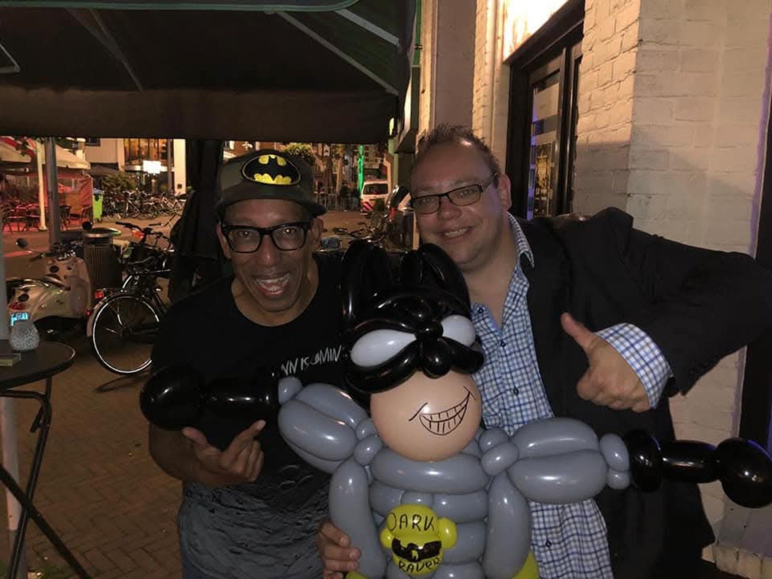 DJ Darkraver met Batman ballonsculptuur van Magic Stefan