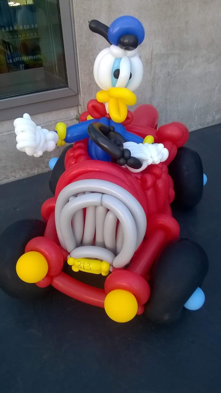 Donald Duck in een ballonauto als showpiece bij Stadsoase Gigant Apeldoorn