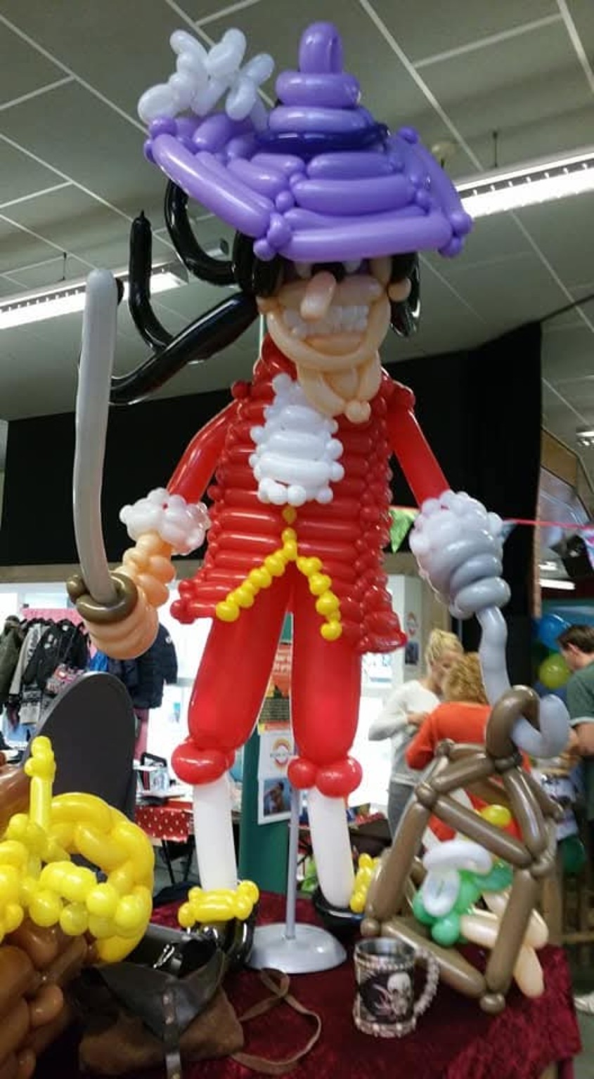 Kapitein Haak en Tinkerbell van ballonnen op de Kidsbeurs in Apeldoorn