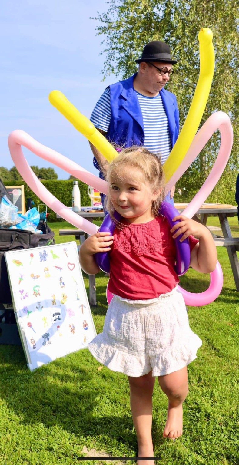 Meisje met grote ballonvlindervleugels gemaakt door Magic Stefan