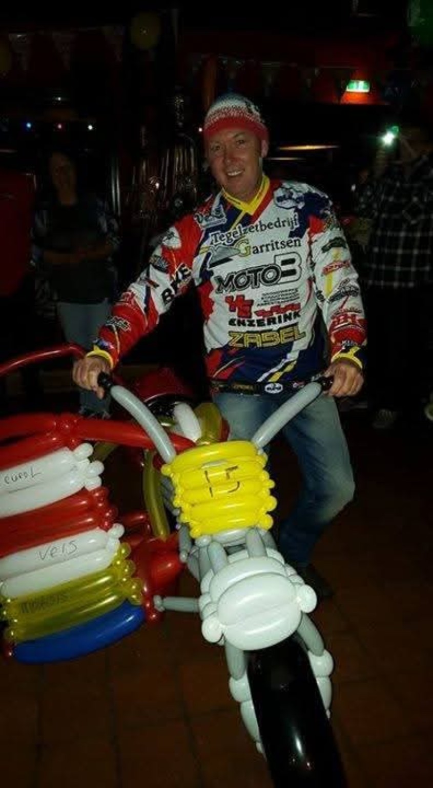 Motor met zijspan van ballonnen nagemaakt vanaf een foto als cadeau voor een 50e verjaardag
