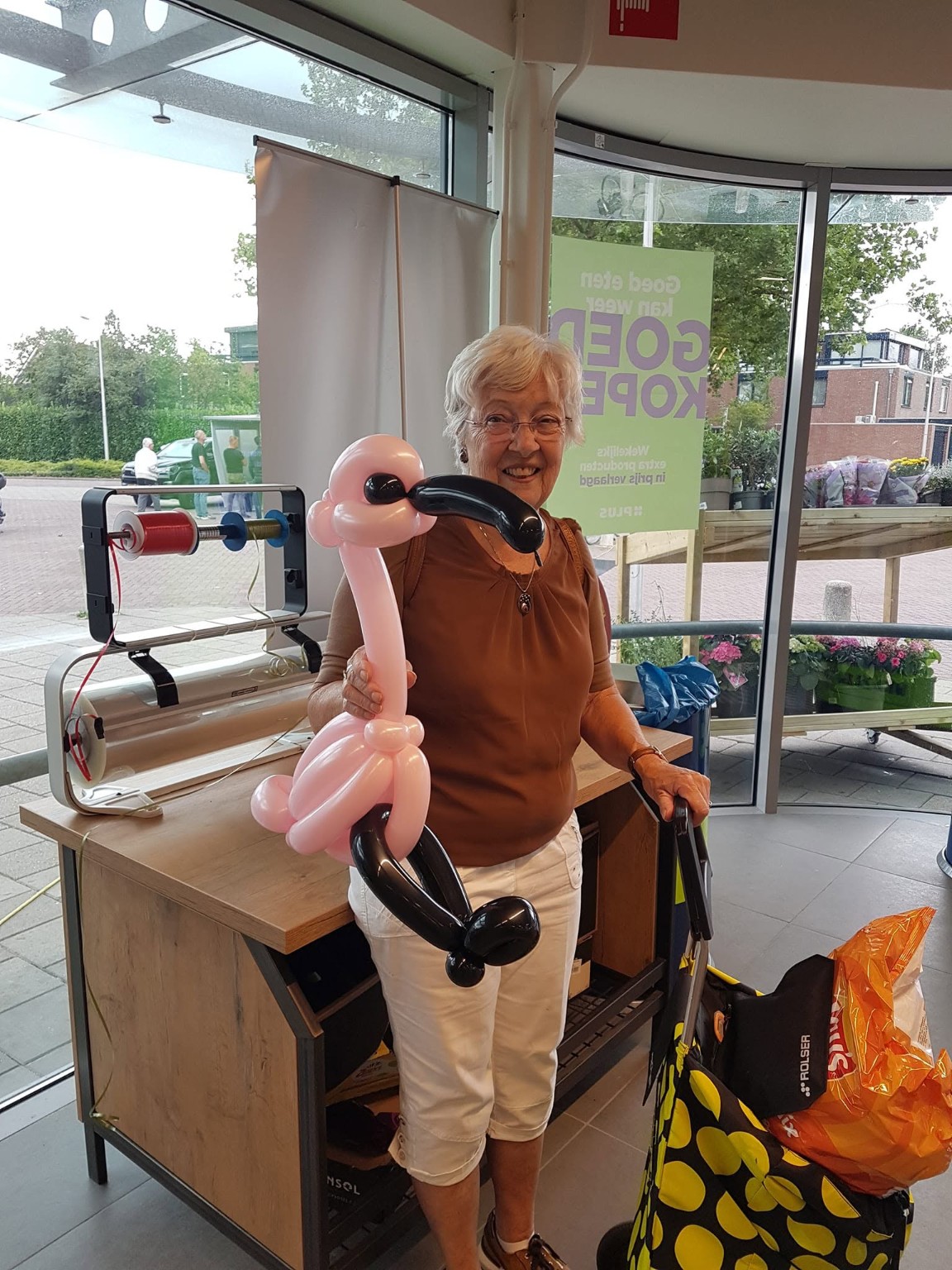 Roze flamingo van ballonnen op verzoek gemaakt bij PLUS Groningen