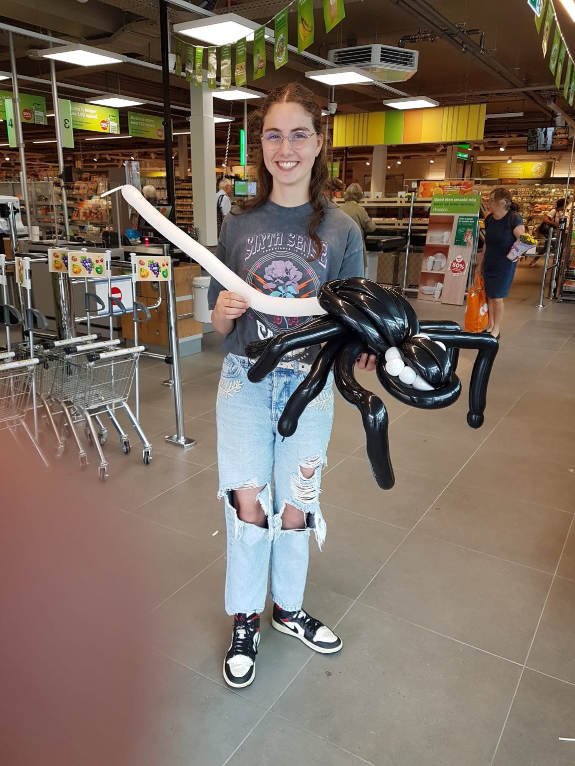 Grote zwarte ballonspin op verzoek gemaakt bij PLUS Groningen