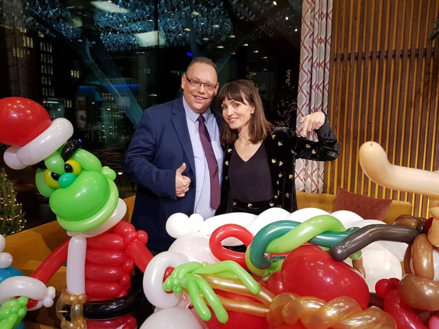 Magic Stefan met kerstballonkunst in de studio van RTL 4 5 Uur Live