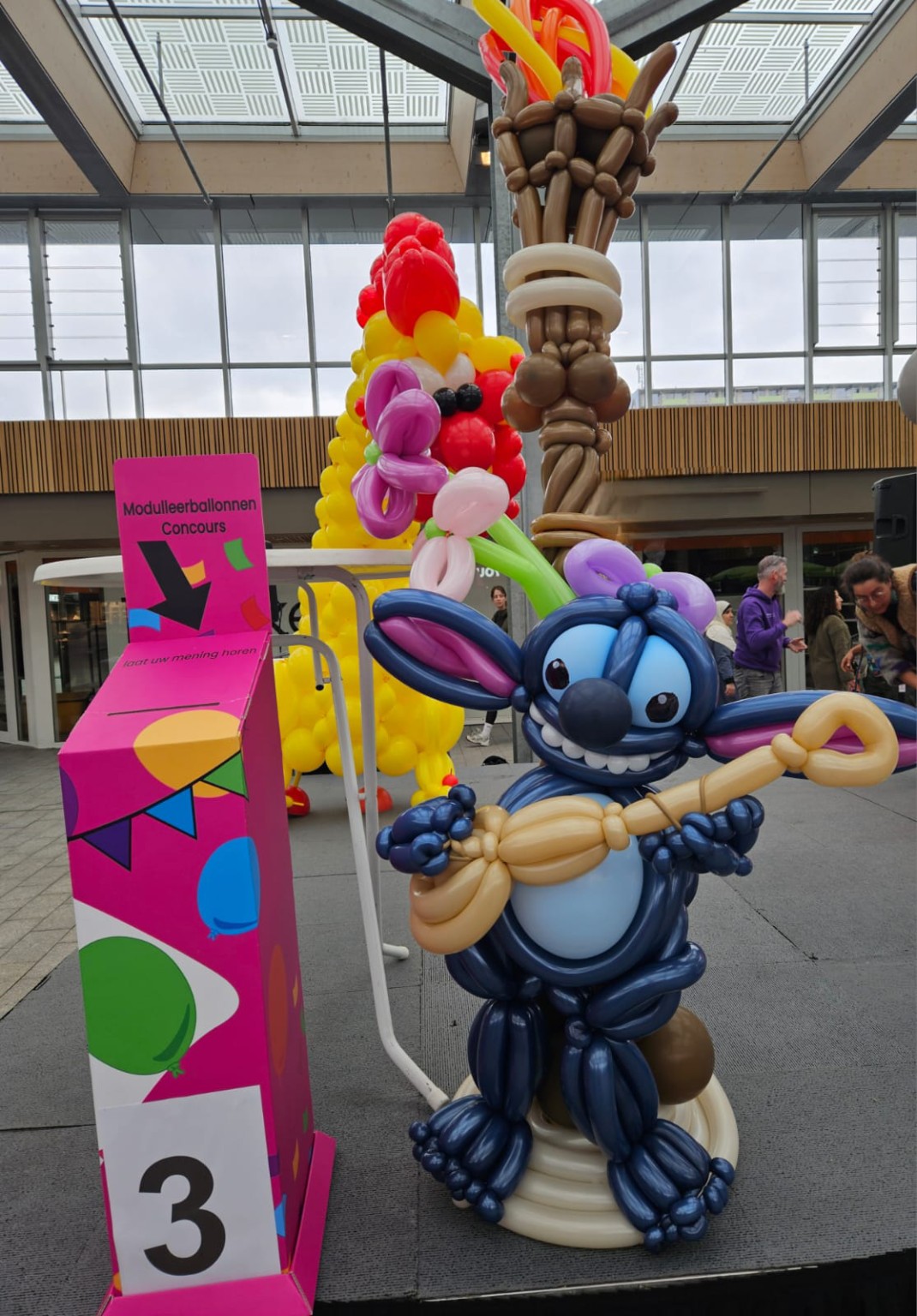 Grote Stitch ballonsculptuur van Magic Stefan in Breda