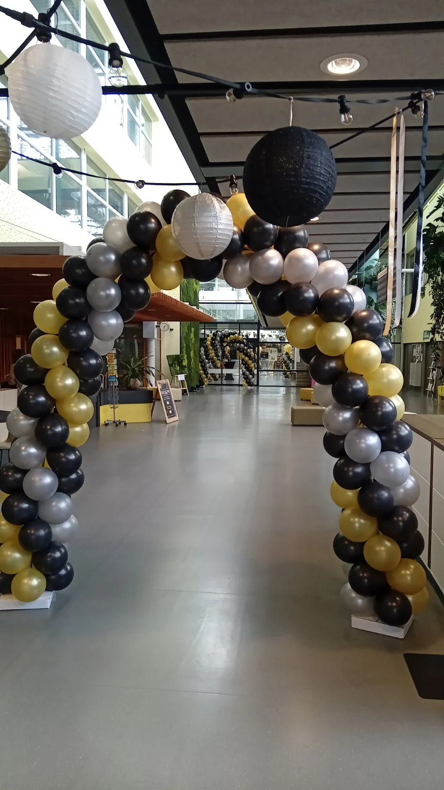 Ballonboog in zwart, goud en zilver als feestelijke entree