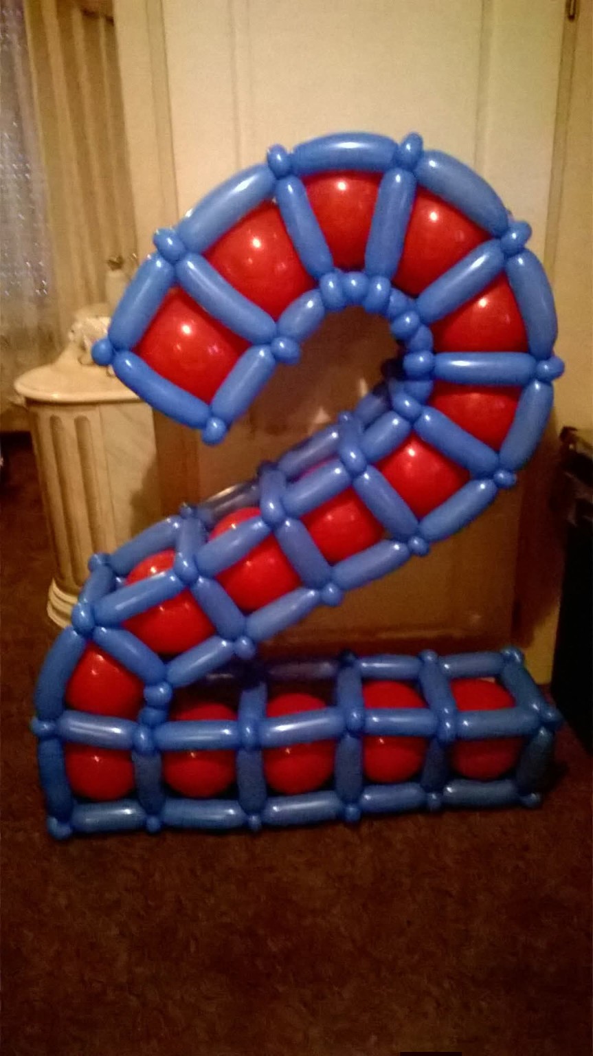 Groot cijfer 2 van ballonnen van ongeveer 1 meter 80 hoog