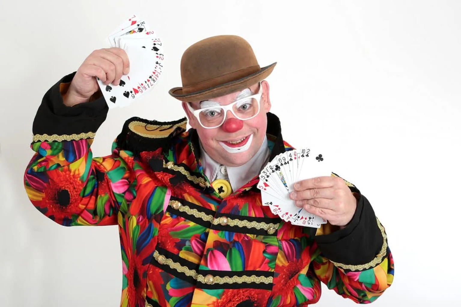 Clown Spekkie toont speelkaarten tijdens een goochelmoment