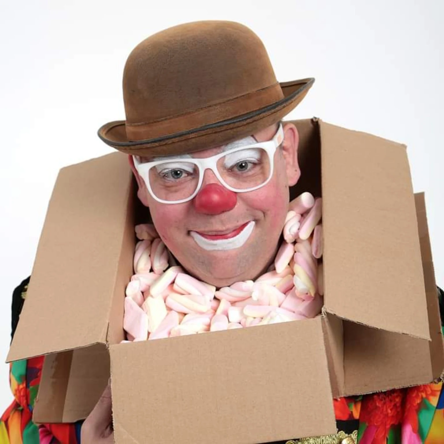 Clown Spekkie in een doos gevuld met speelse snoepvormen