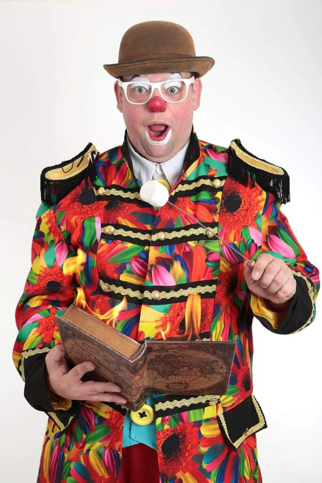 Clown Spekkie met een goochelkist