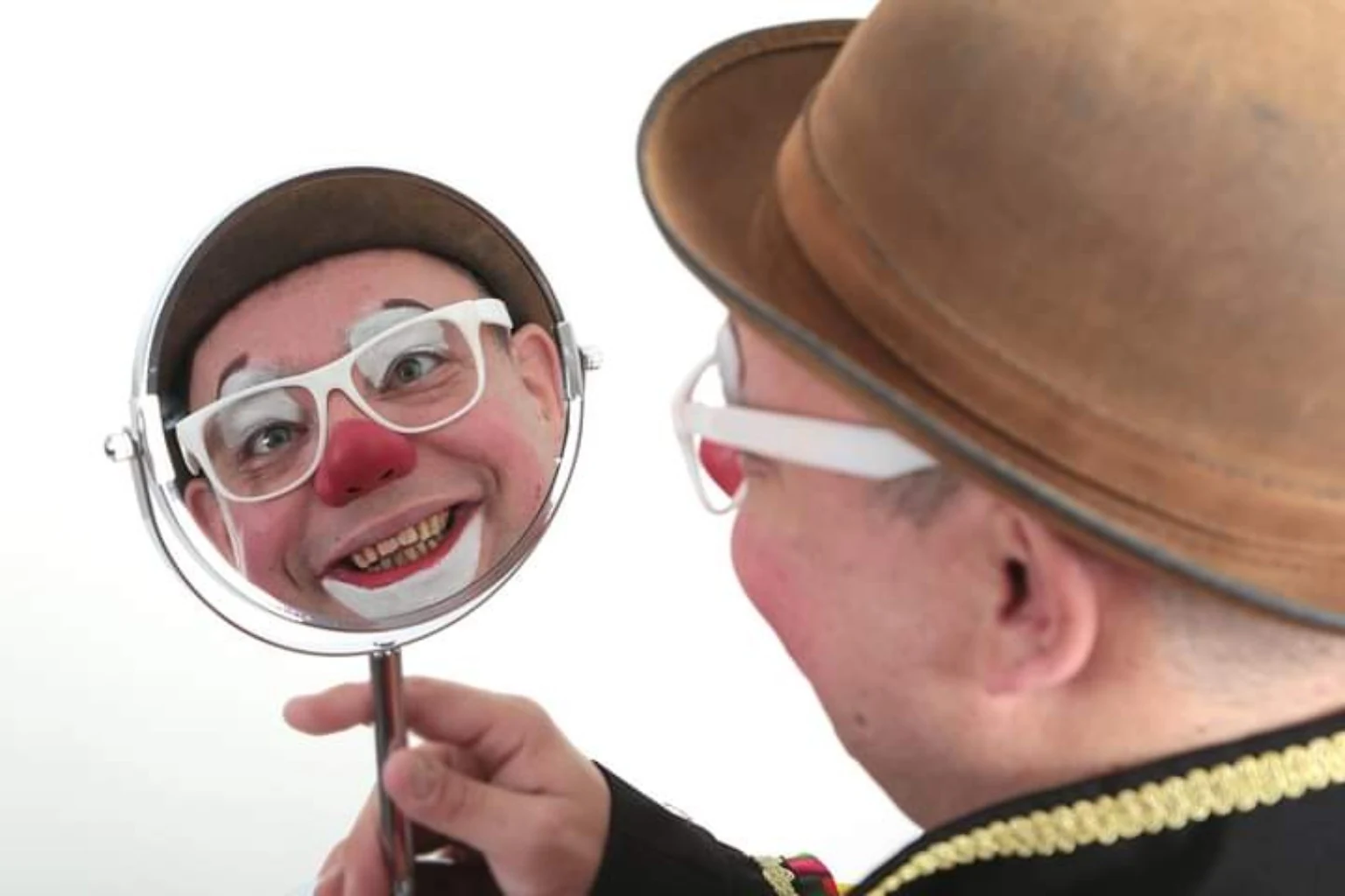 Clown Spekkie kijkt in een ronde spiegel