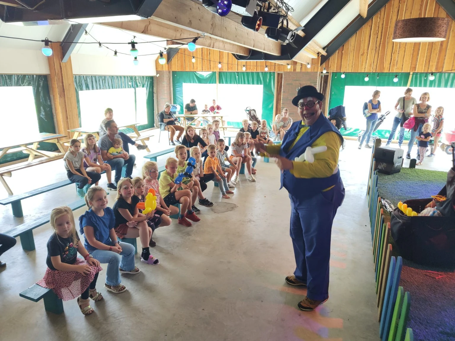 Clown Spekkie voor een groep kinderen tijdens een optreden
