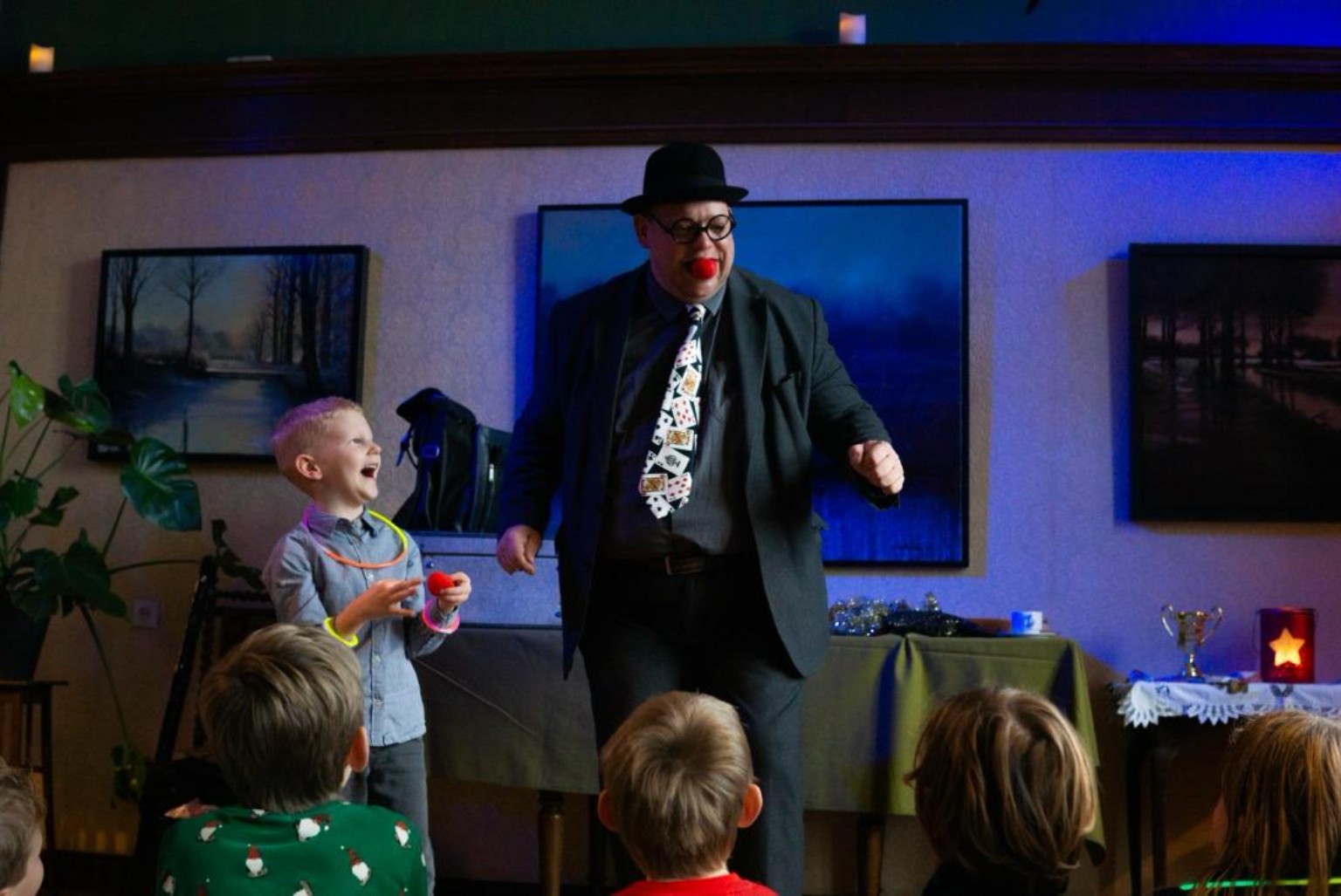 Magic Stefan tijdens een familieshow op Eerste Kerstdag
