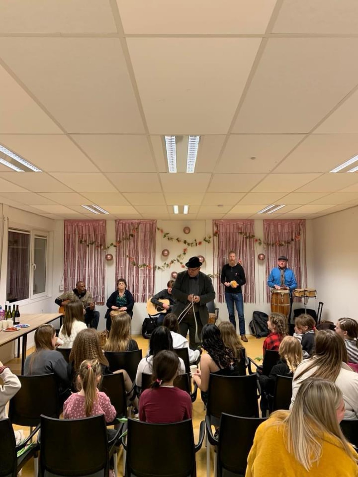 Magic Stefan verzorgt een goochelshow bij de Oekraïne-opvang in Apeldoorn