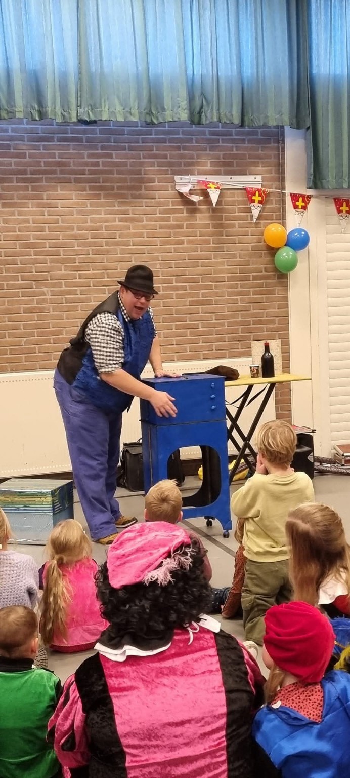 Magic Stefan tijdens een Sinterklaasshow in Friesland